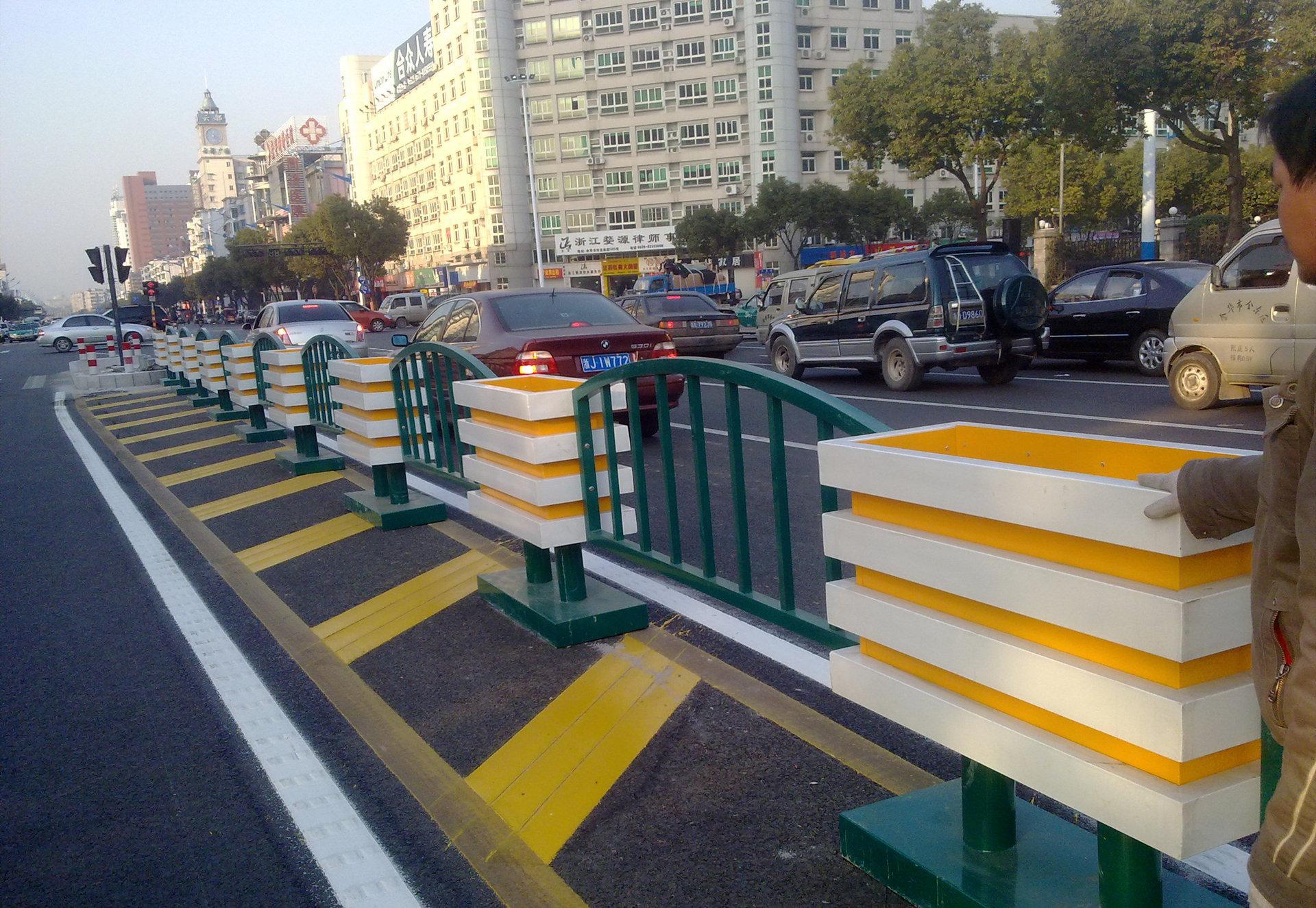 馬路護(hù)欄-馬路護(hù)欄價(jià)格/廠家/批發(fā)-江蘇冱道交通設(shè)施