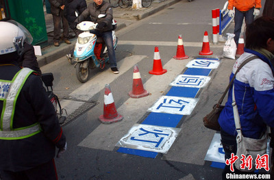 江蘇南通斑馬線(xiàn)上噴涂人性化交通標(biāo)識(shí)-中新網(wǎng)